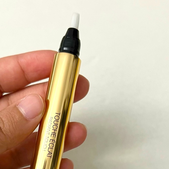 Yves Saint Laurent Touche Éclat All-Over Brightening Concealer Pen - Picture 4 of 4